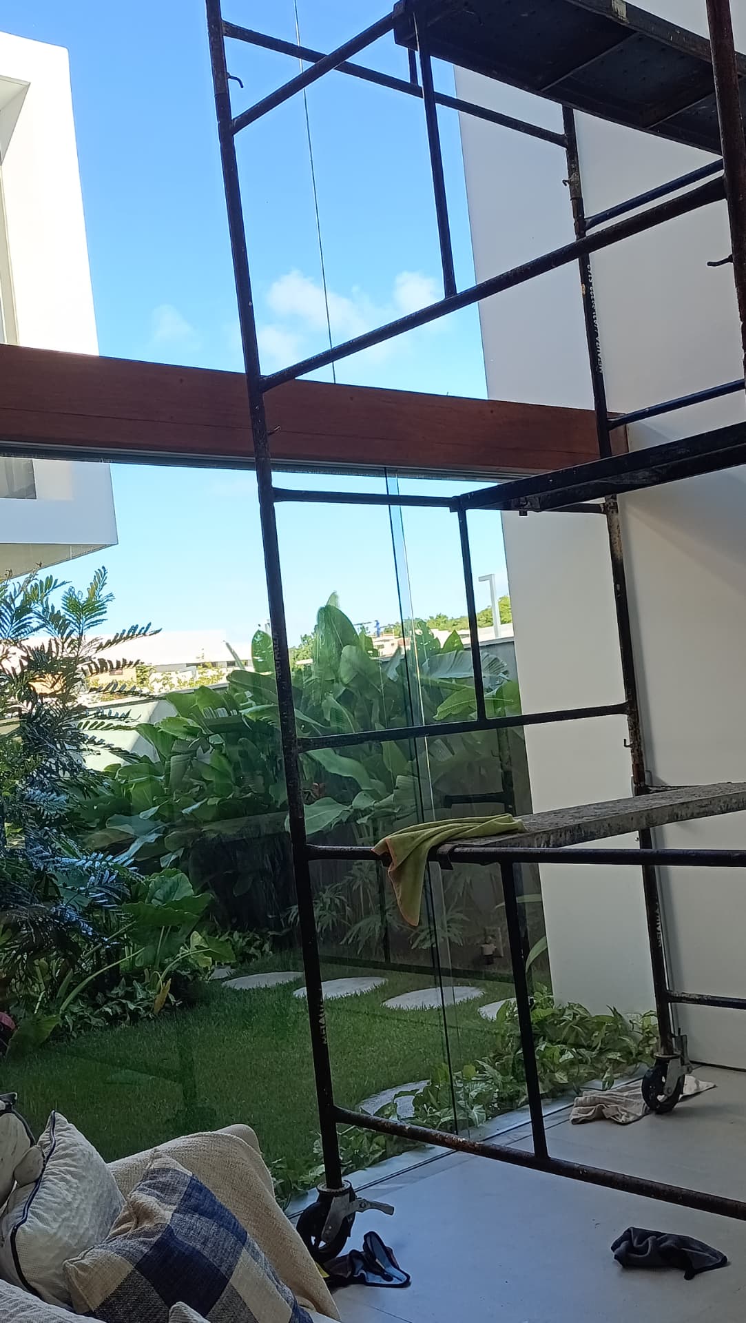 Sala com pele de vidro de pé-direito duplo recebendo película SunTek transparente em João Pessoa
