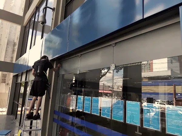 Aplicação de película em vitrine comercial