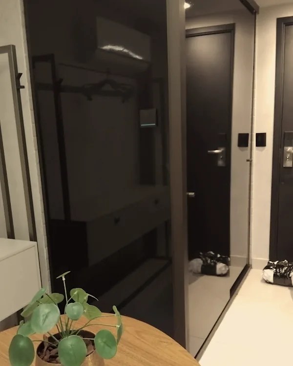 Box de banheiro com película fumê escura em apartamento