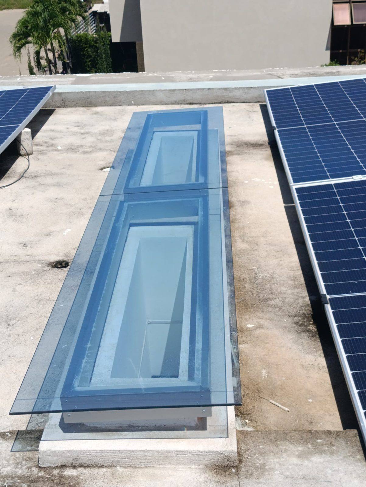 Claraboia de vidro com película refletiva SunTek aplicada em cobertura no Condomínio América, Cabo Branco, João Pessoa