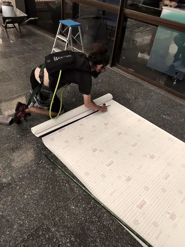 Aplicador profissional cortando película sob medida