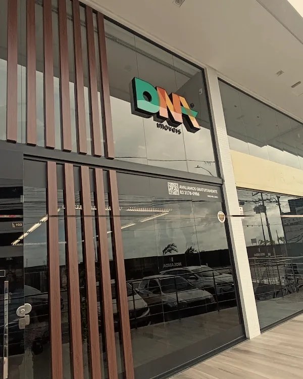 Fachada comercial de loja com película aplicada
