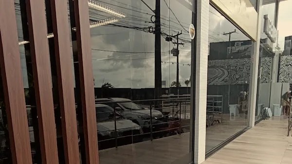 Fachada comercial com vitrine com película