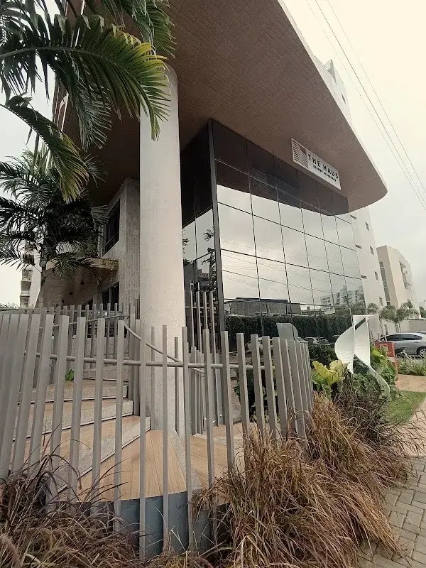 Fachada espelhada de prédio comercial