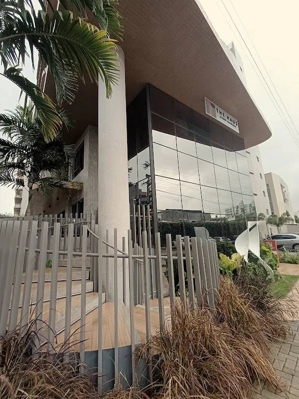 Fachada arquitetônica com película espelhada prata refletindo o céu