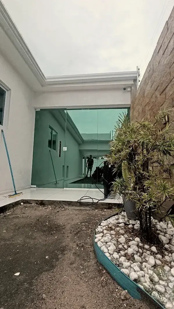 Fachada de vidro de casa com película de controle solar