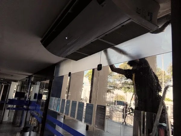 Instalação de película em fachada comercial de agência