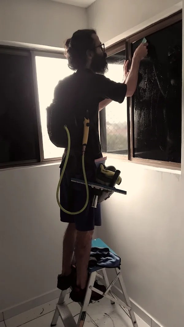 Aplicação de película fumê em janela de quarto