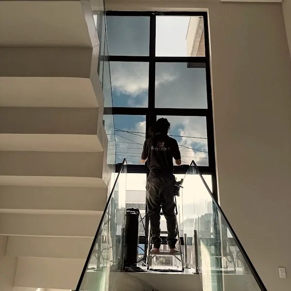 Instalação de película em vidro de escada residencial