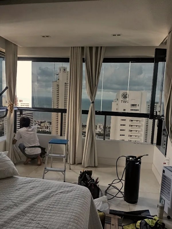 Instalação de película em janela de quarto com vista para o mar