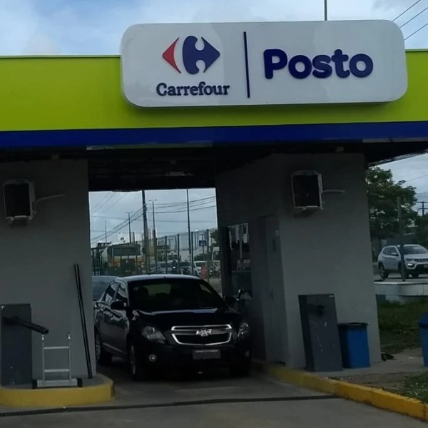 Vidros de posto de combustível Carrefour com película antivandalismo aplicada
