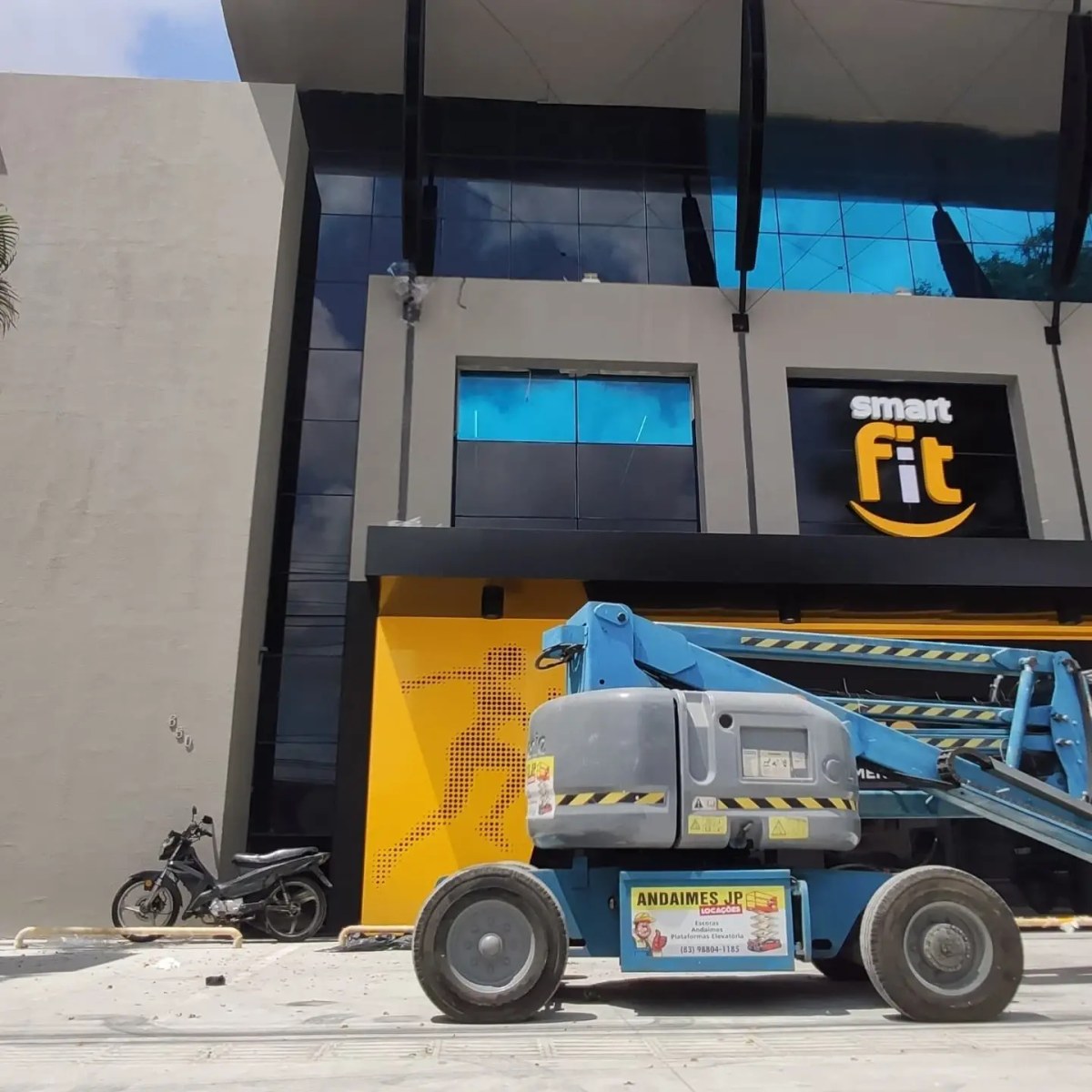 Fachada de vidro da academia Smart Fit com película escura de baixa transmissão luminosa em João Pessoa