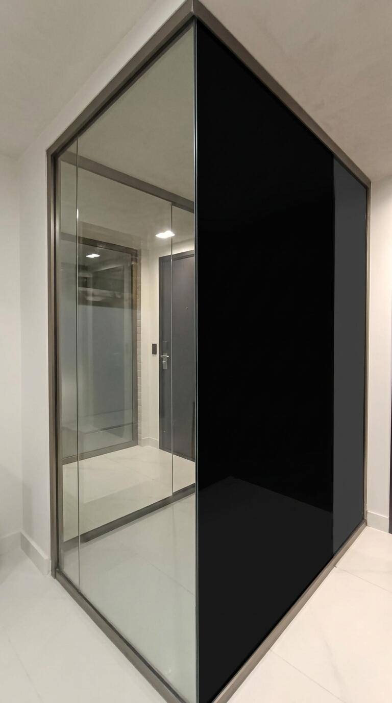 Antes e depois da película blackout no vidro: metade transparente e metade opaca, mostrando o bloqueio total da visão