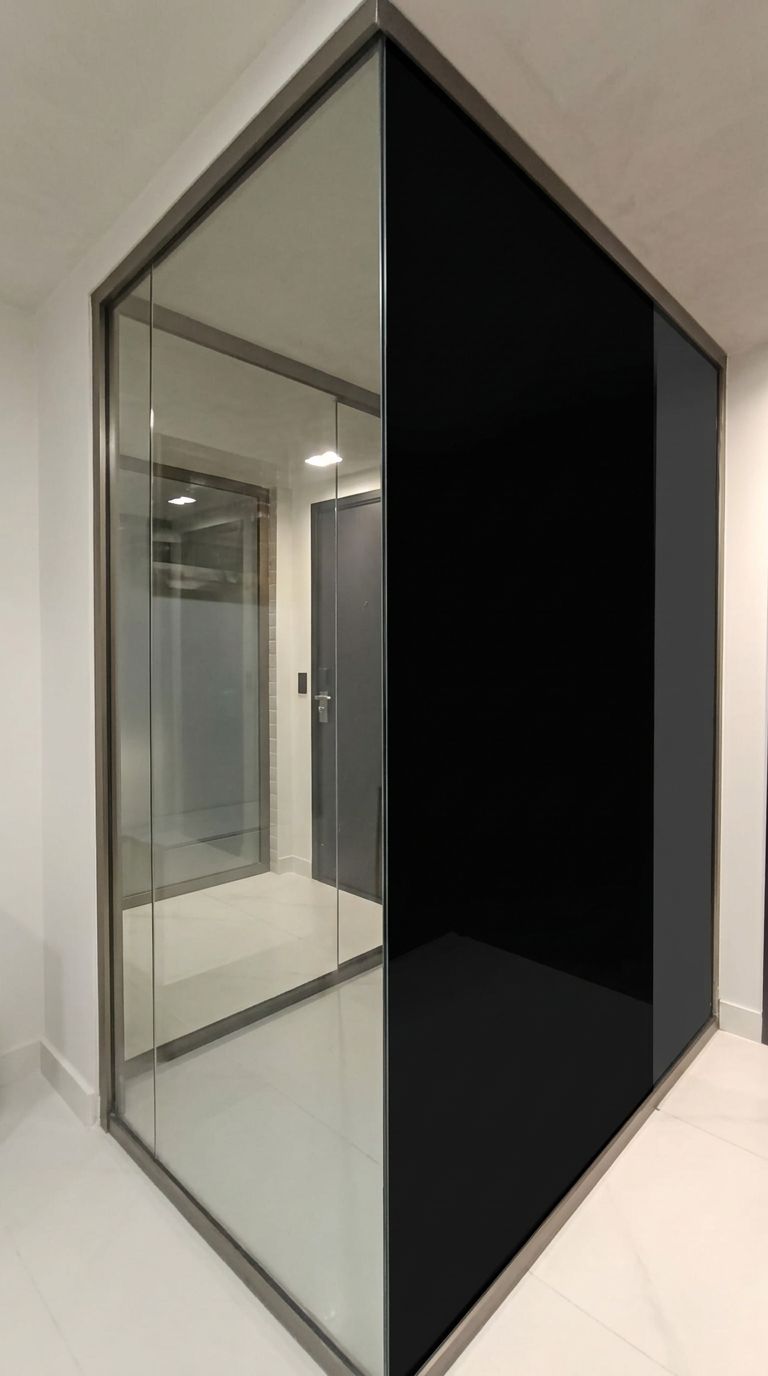 Antes e depois da película blackout no vidro: metade transparente e metade opaca, mostrando o bloqueio total da visão
