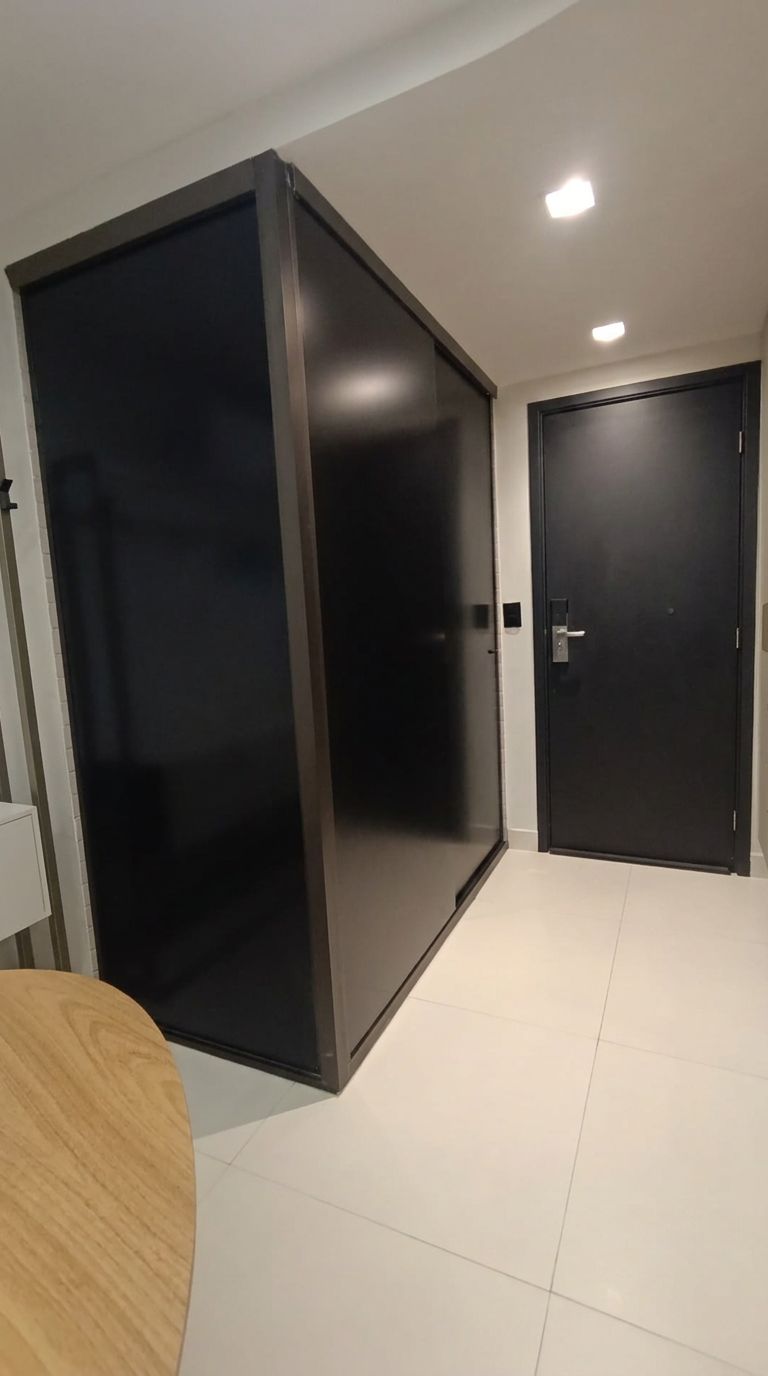 Box de banheiro com película blackout preta aplicada no vidro, bloqueando 100% da visão, em João Pessoa