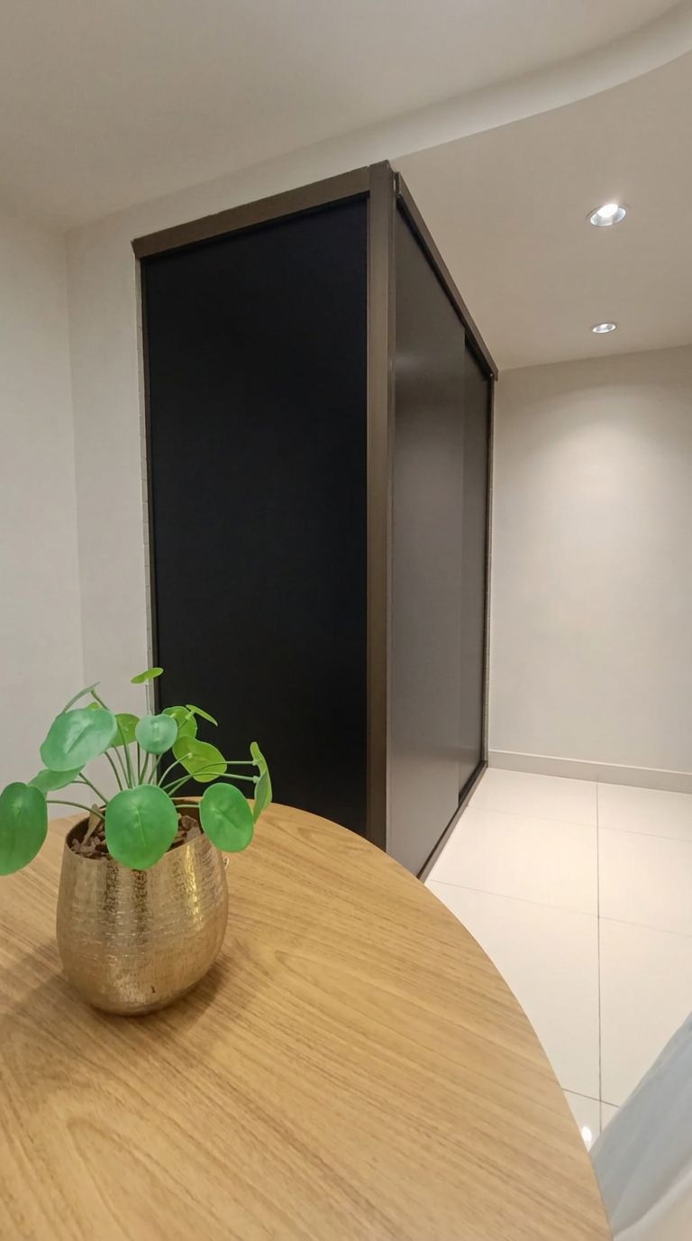 Película blackout aplicada em painel de vidro de apartamento em João Pessoa, deixando o vidro totalmente opaco