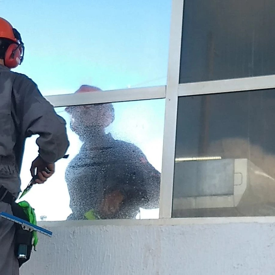 Aplicação de película externa espelhada em vidros da usina Epasa na Paraíba