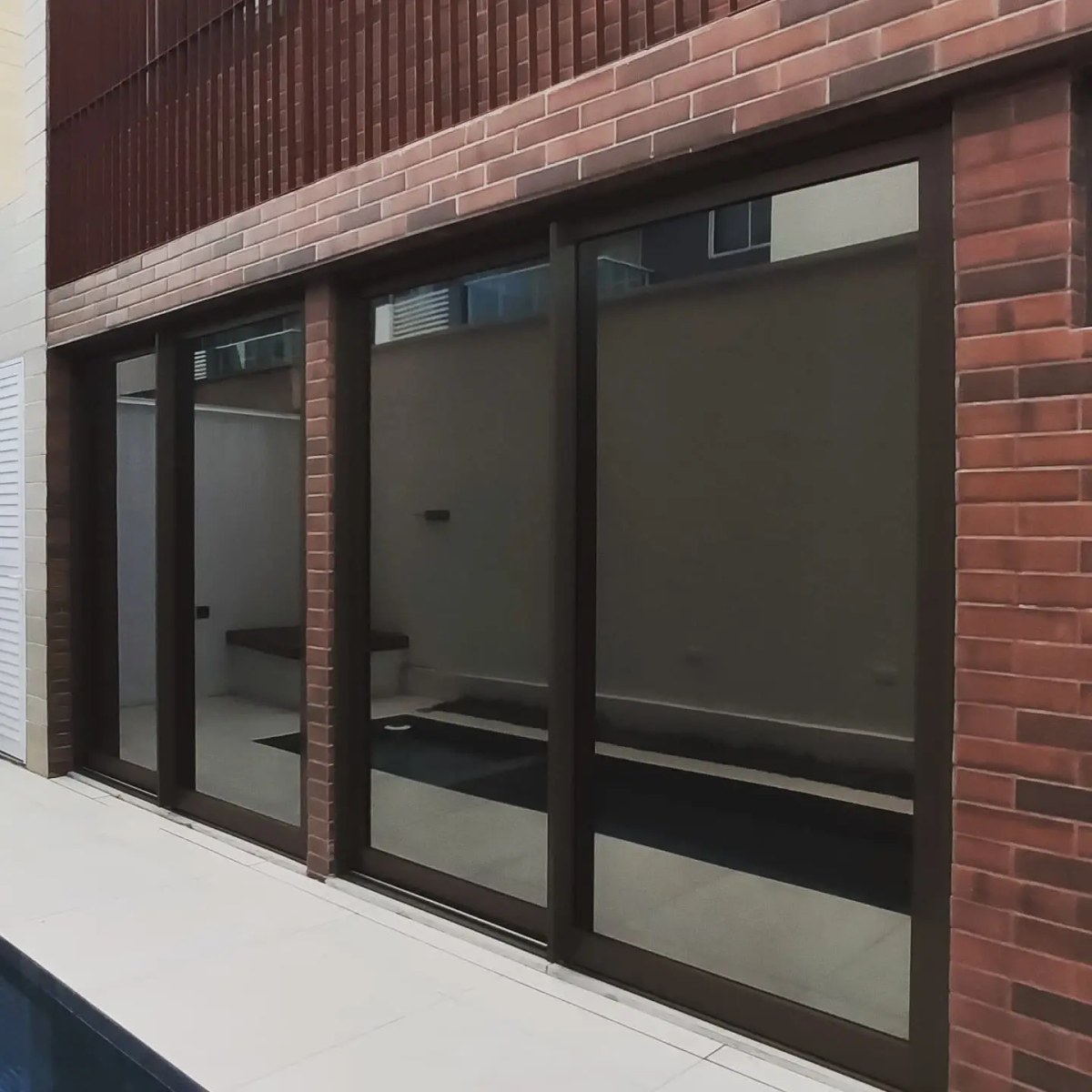 Portas de vidro residenciais com película metálica semirrefletiva