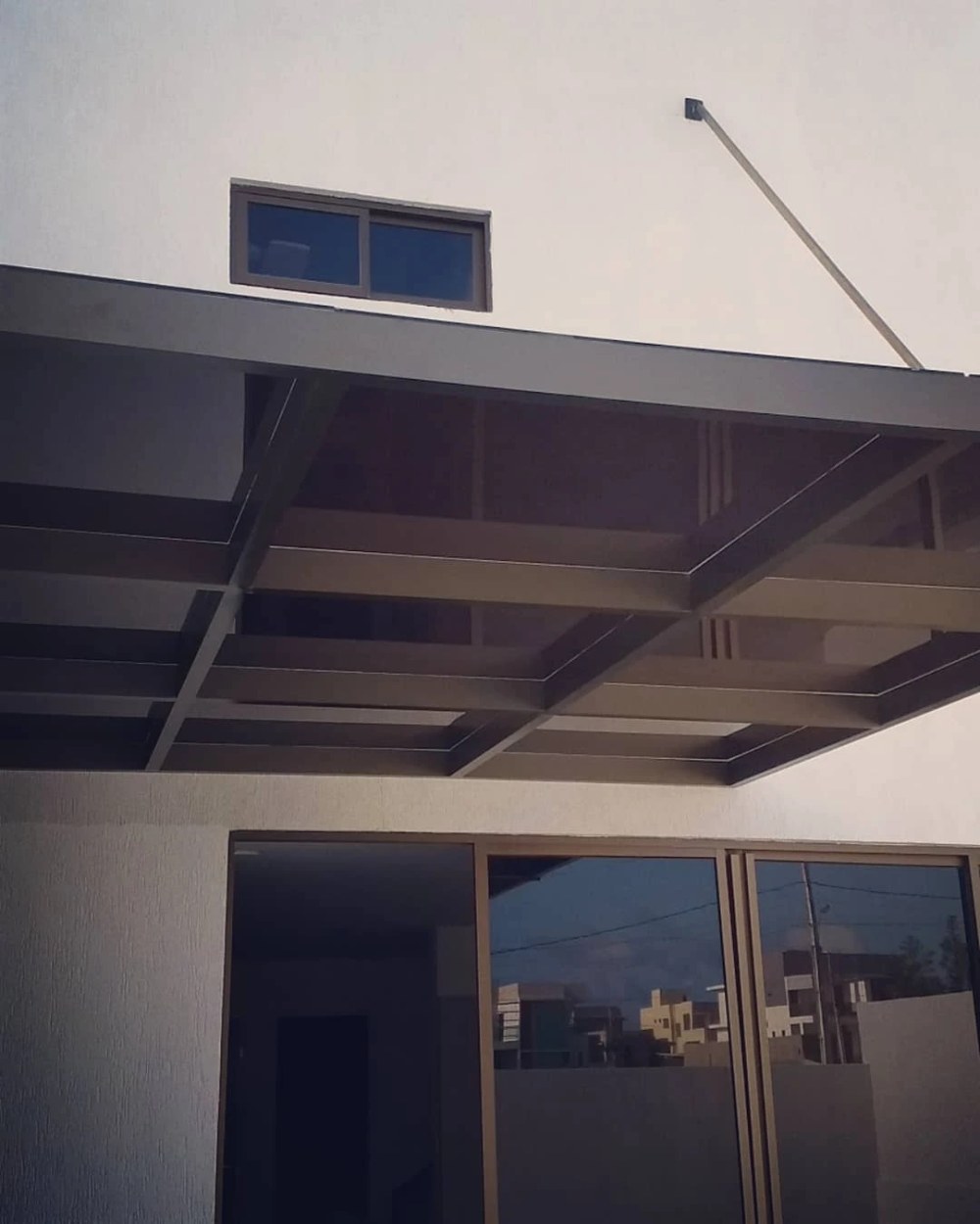 Cobertura com teto de vidro e película térmica aplicada em residência