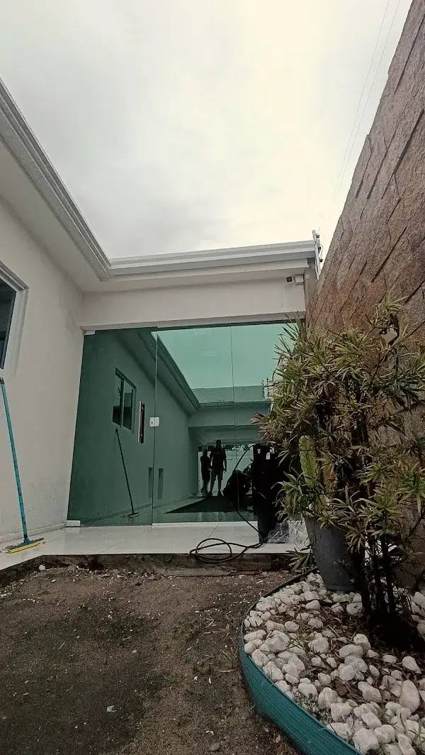 Porta de vidro com insulfilm de controle solar aplicado em residência em João Pessoa