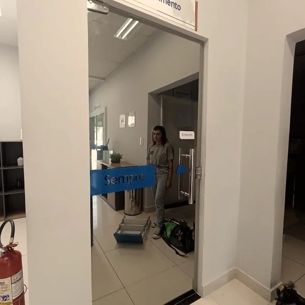 Porta de vidro comercial com faixa de segurança
