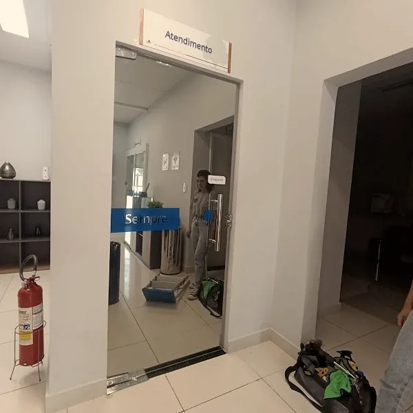 Instalação de película em porta de vidro comercial