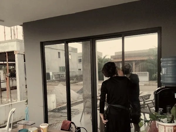 Porta de vidro residencial com insulfilm aplicado