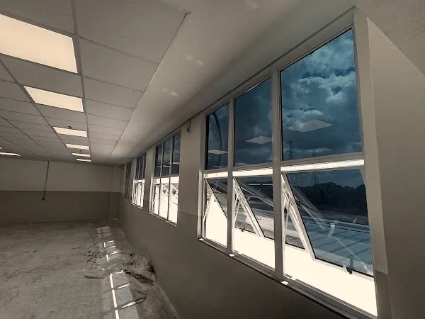 Sala comercial com janelas com película azul
