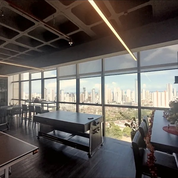 Salão panorâmico de vidro com vista para a cidade