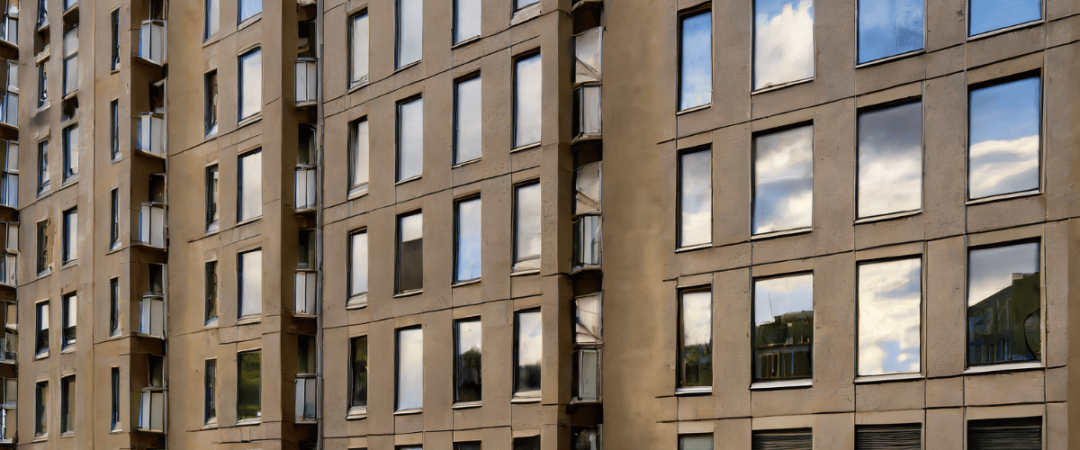 Fachada de edifício em João Pessoa demonstrando a aplicação de películas nas janelas, representando o tema de custo por m²